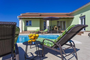 Schöne Villa mit privatem Pool im Dorf Stokovci
